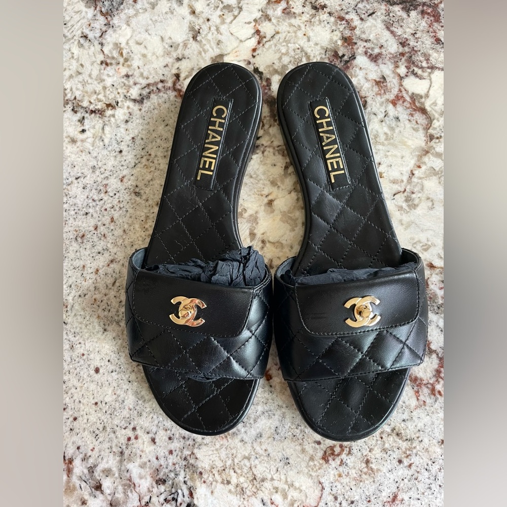 Chanel Turnlock Quilted Black Slides - Size EU 39 / US 8 - Excellent condition - Picture 6 of 16